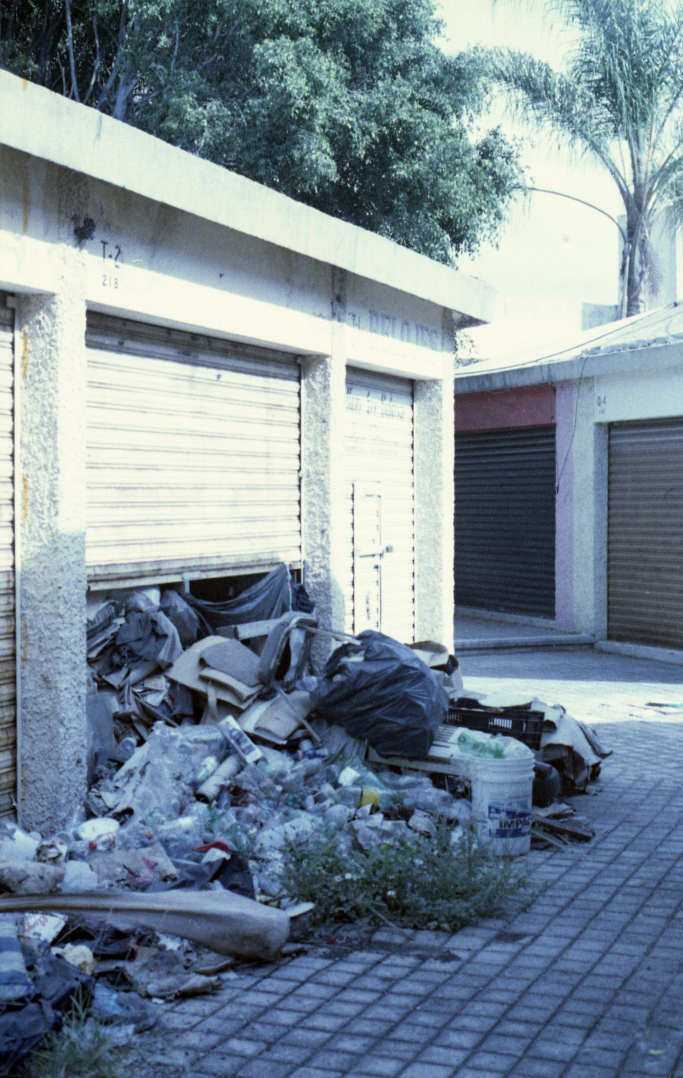Gestapelter Abfall vor einer Garage