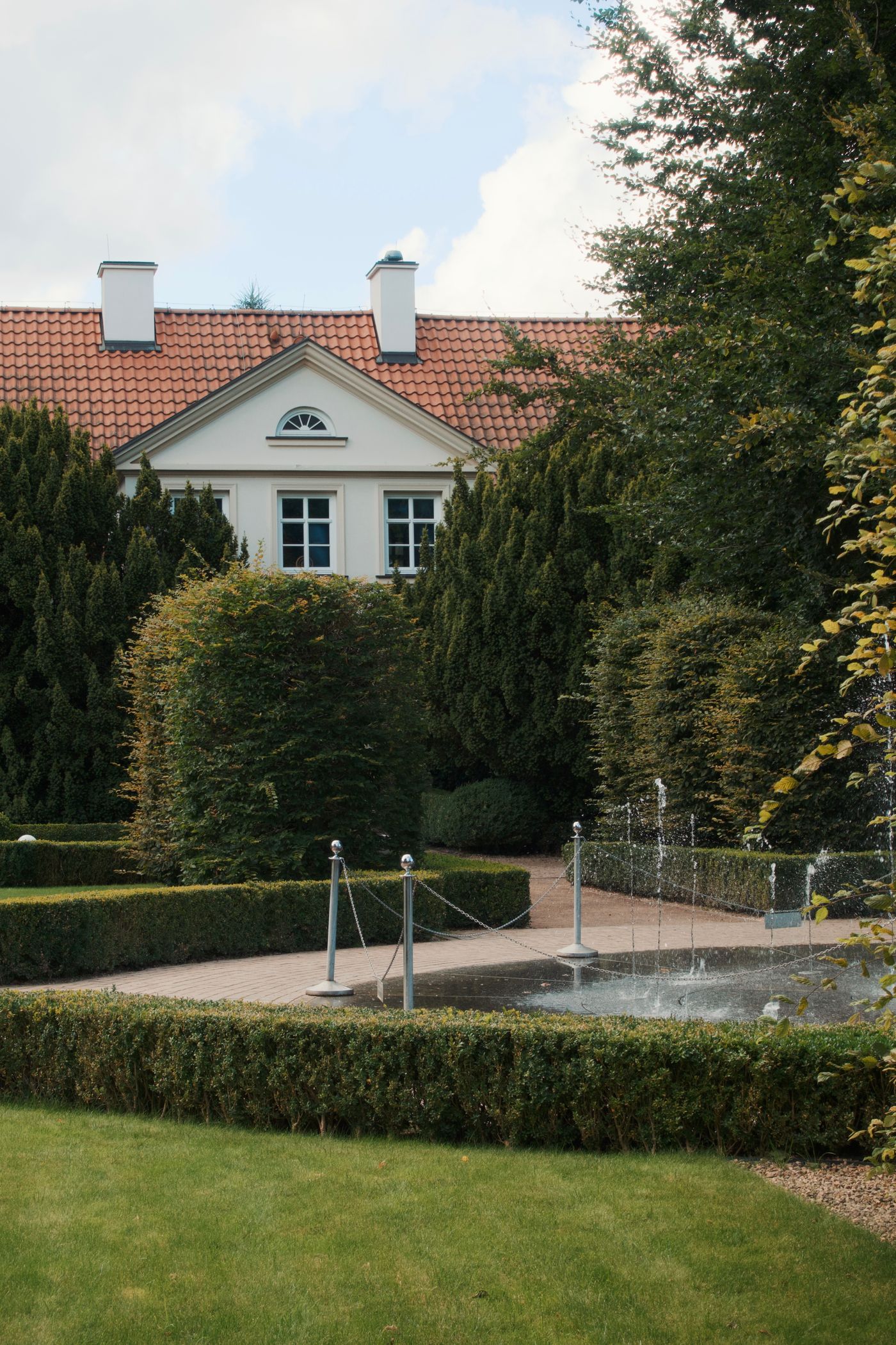 Pflegeleiter Garten mit geschnittenen Hecken vor einem Haus
